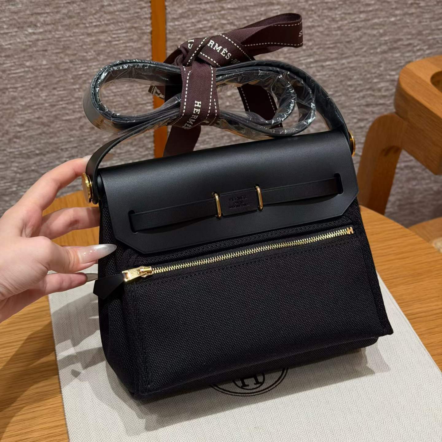 Hermès Herbag Zip 20 Shoulderpack view 2