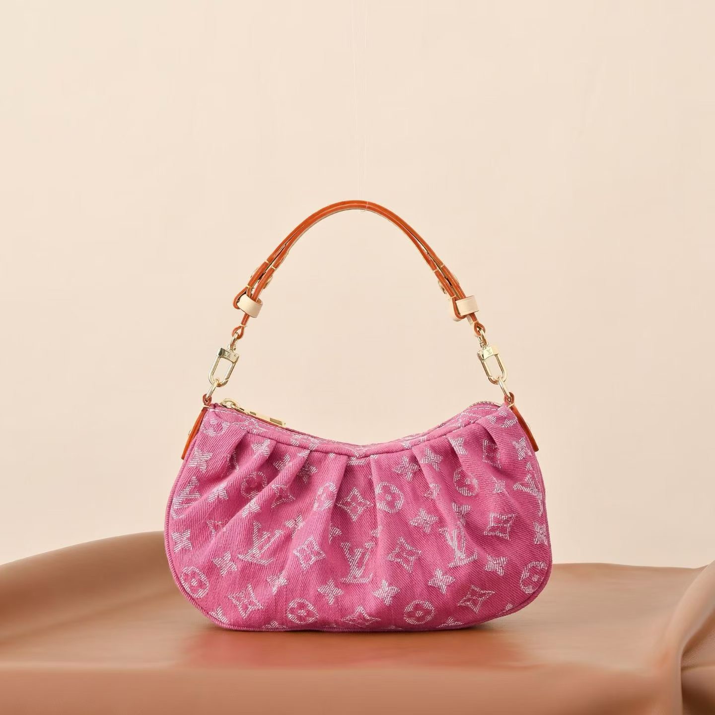 Louis Vuitton Pochette Valley M28327 view 1