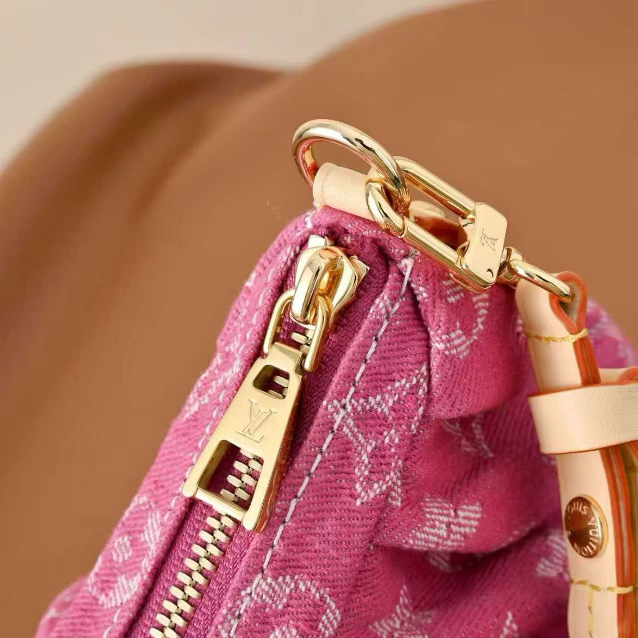 Louis Vuitton Pochette Valley M28327 view 8