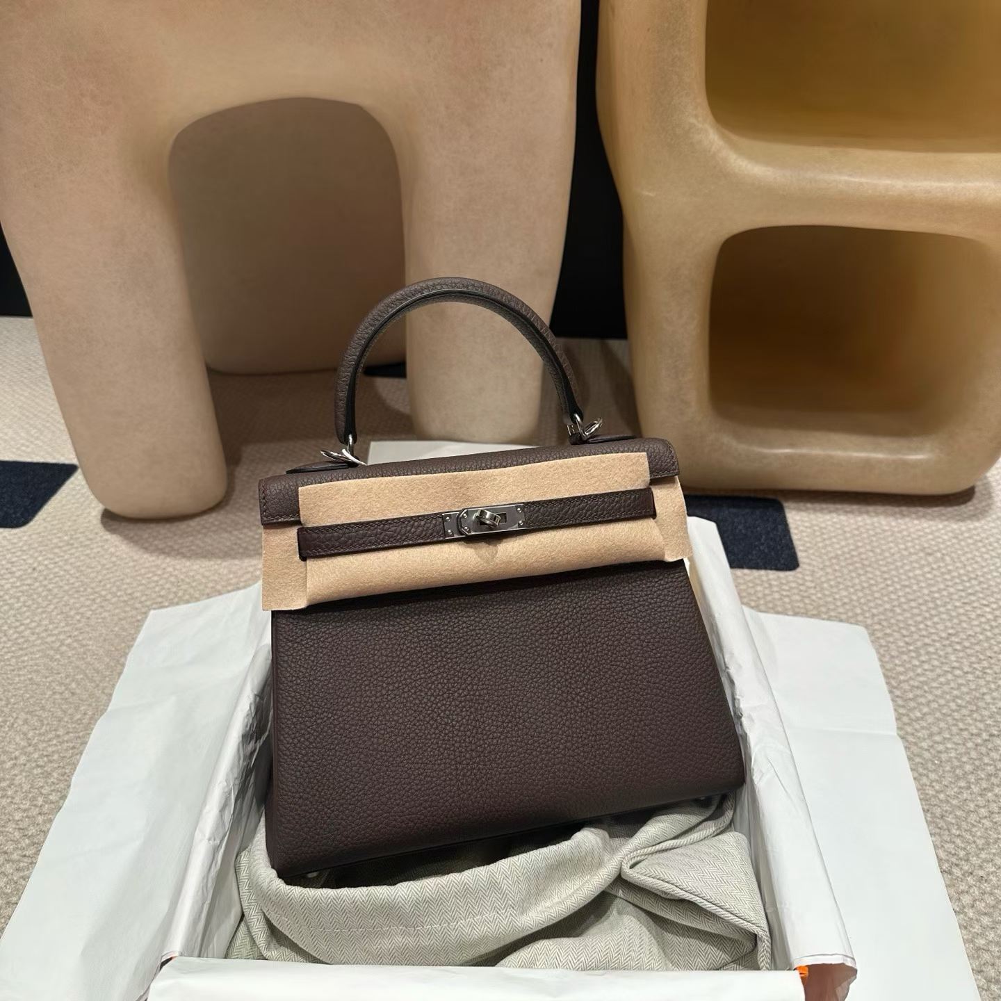 Hermès Kelly 25cm Togo Ebony view 1