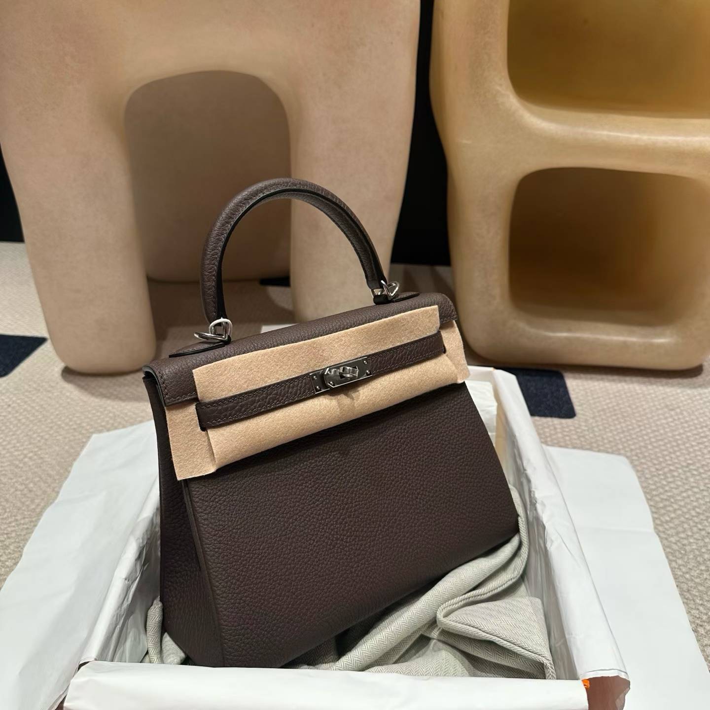 Hermès Kelly 25cm Togo Ebony view 3
