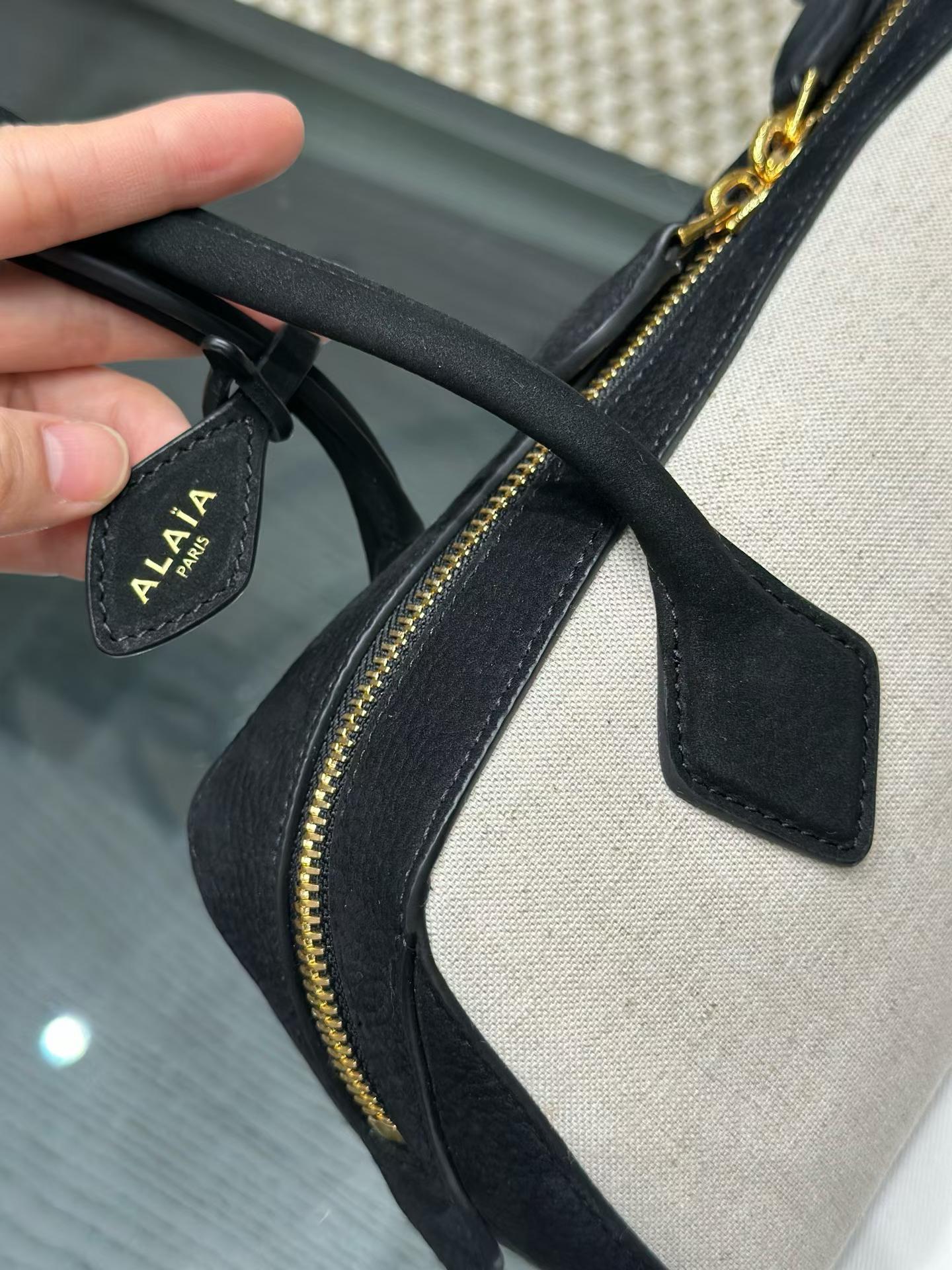 Alaïa Le Teckel Medium Bag In Canvas view 14