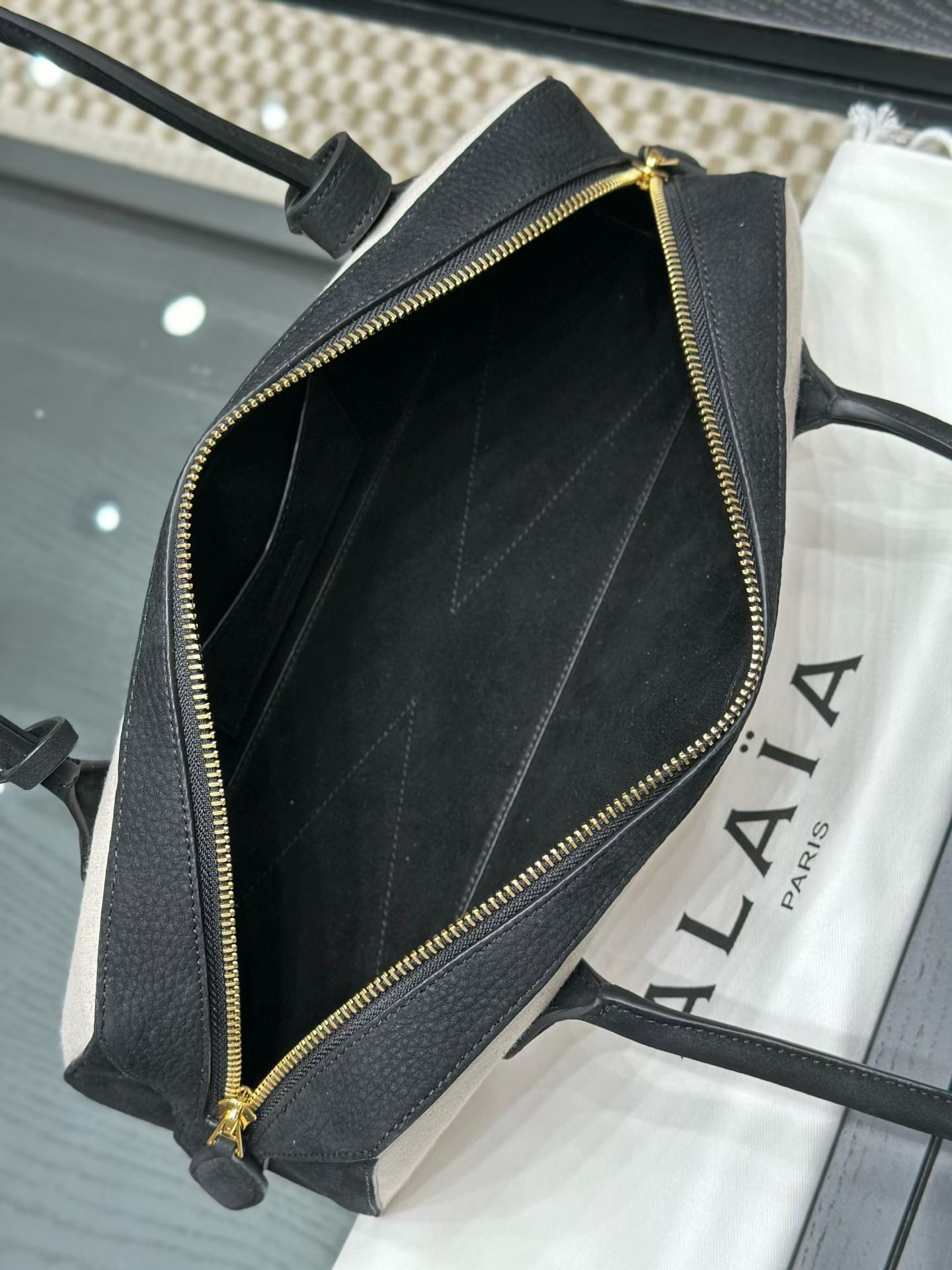 Alaïa Le Teckel Medium Bag In Canvas view 18