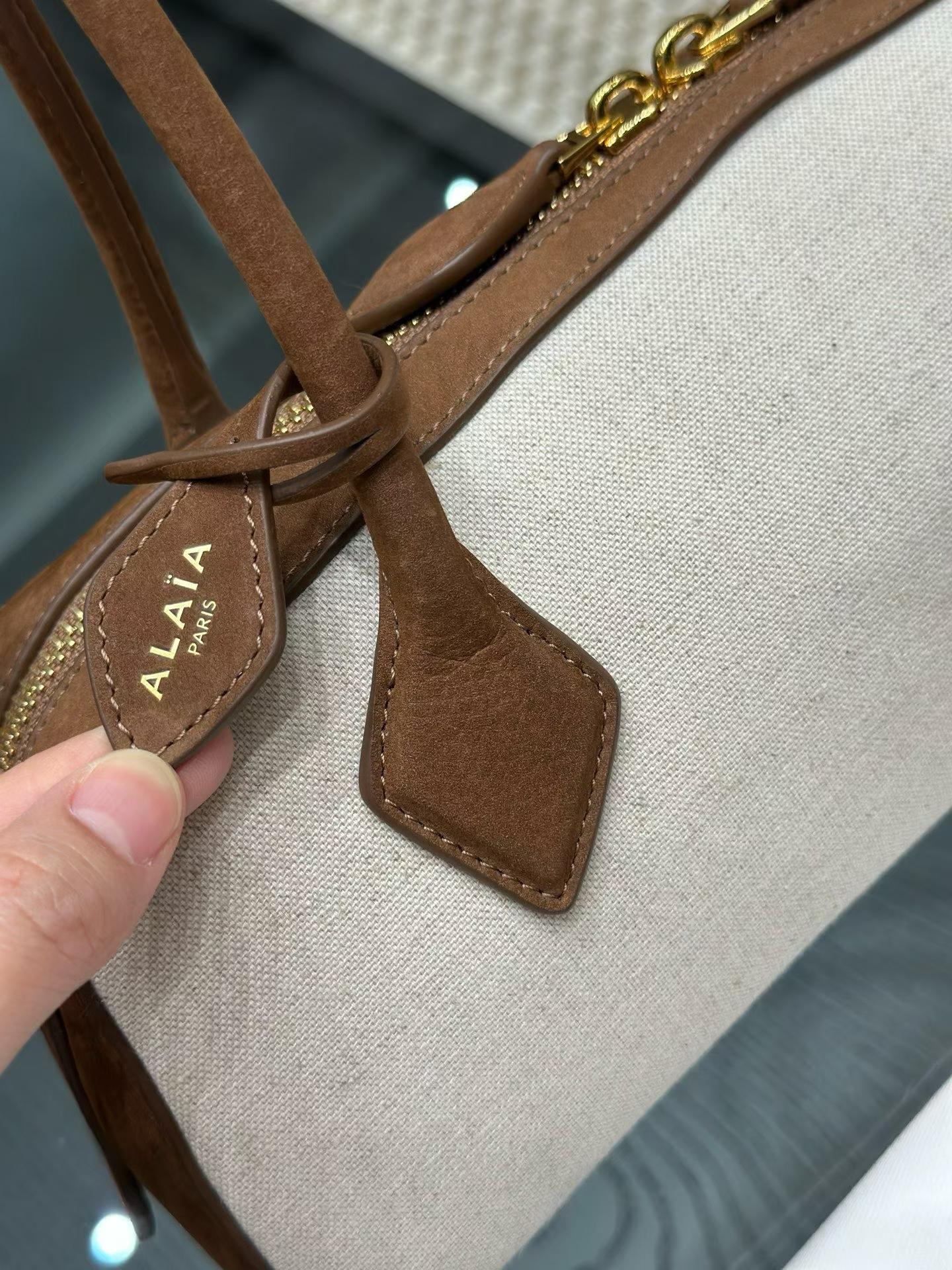 Alaïa Le Teckel Medium Bag In Canvas view 6