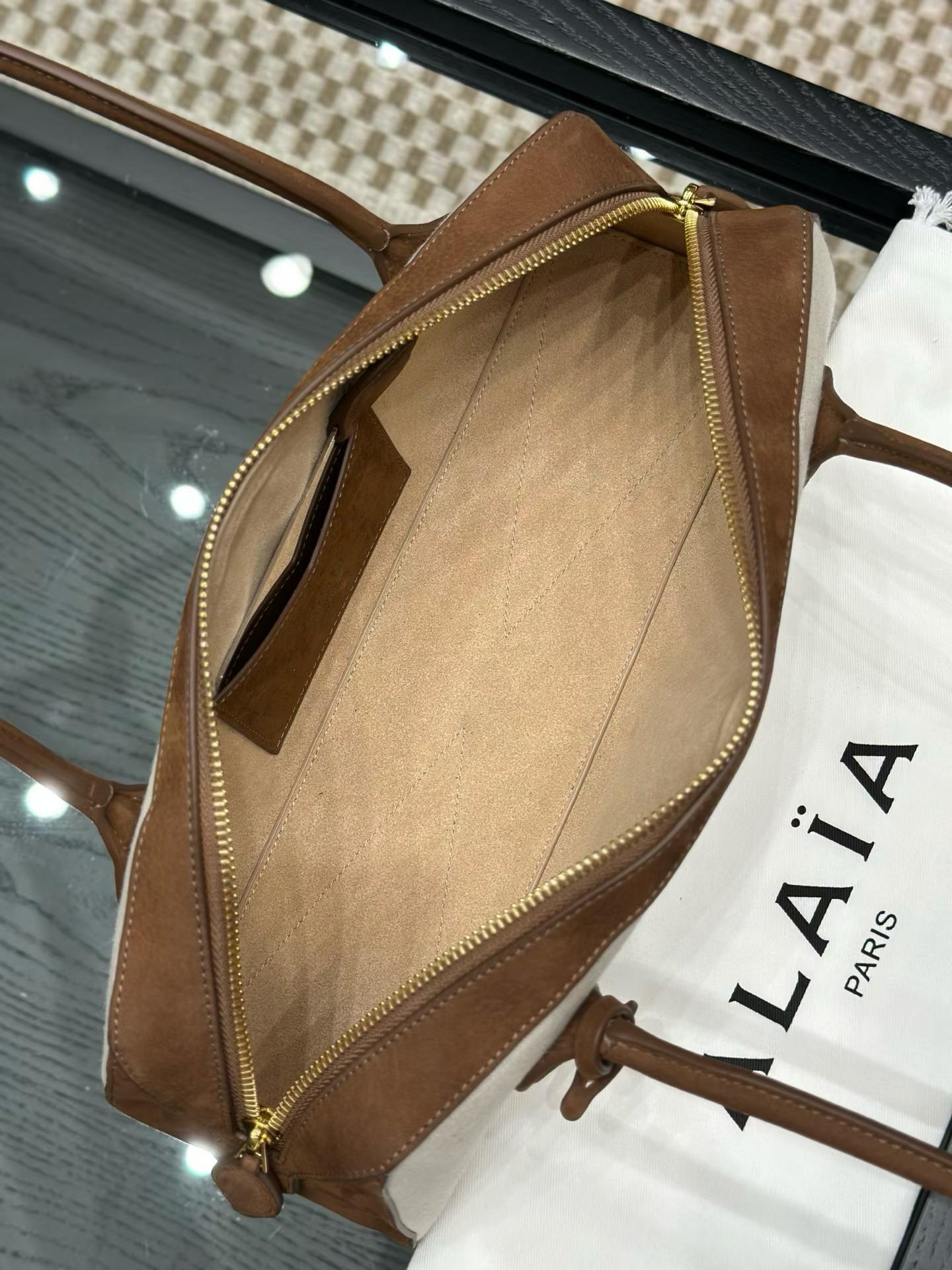 Alaïa Le Teckel Medium Bag In Canvas view 8
