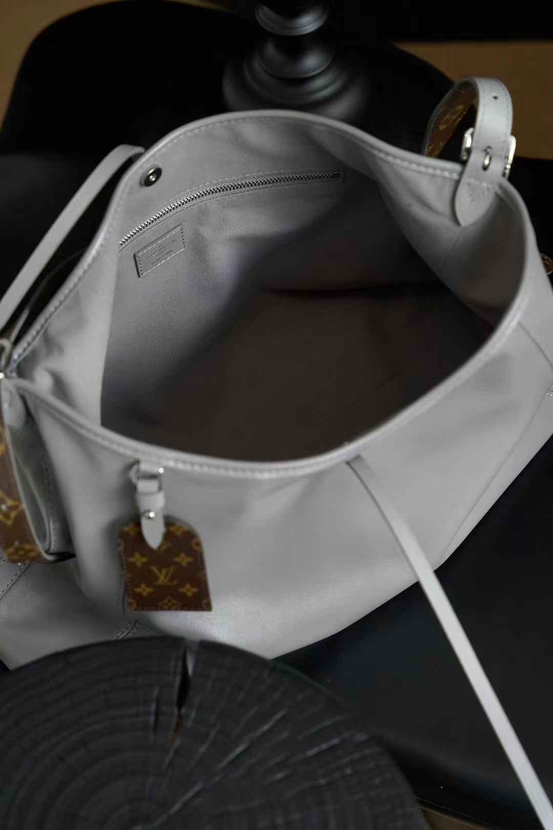 Louis Vuitton CarryAll Vibe MM Bag M12583 view 4