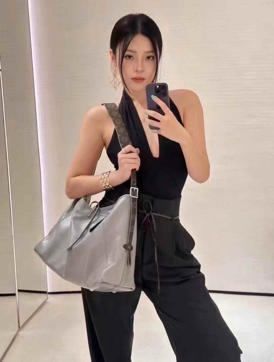 Louis Vuitton CarryAll Vibe MM Bag M12583 view 9