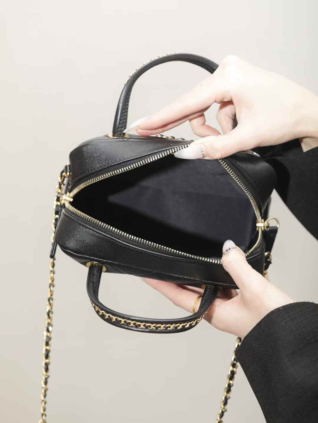Chanel 25C Bowling bag view 3