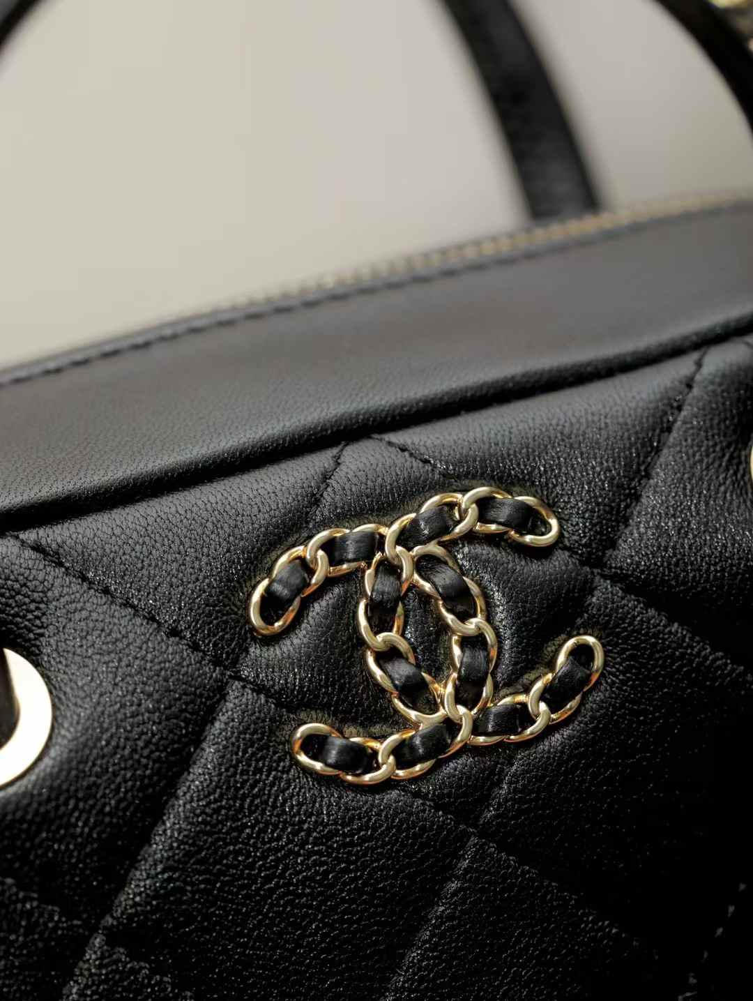 Chanel 25C Bowling bag view 4