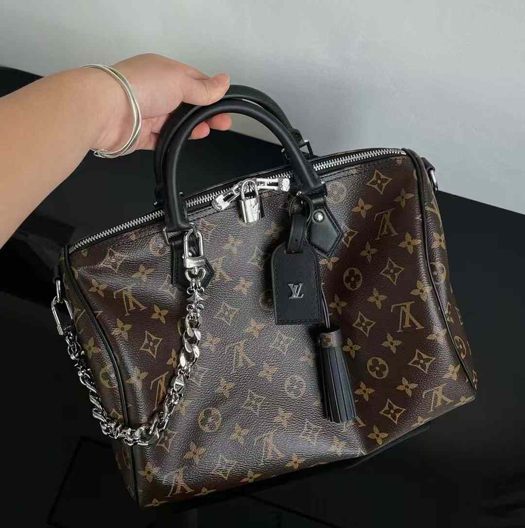 Louis Vuitton Speedy Soft 30 Crafty M12243 view 4