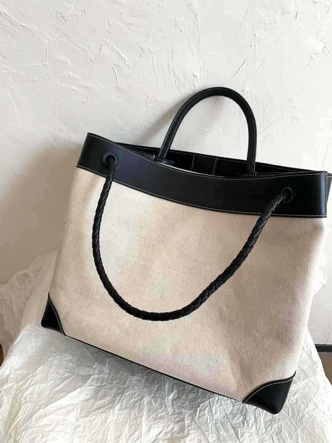 Bottega Veneta Bv Andiamo Bag view 2