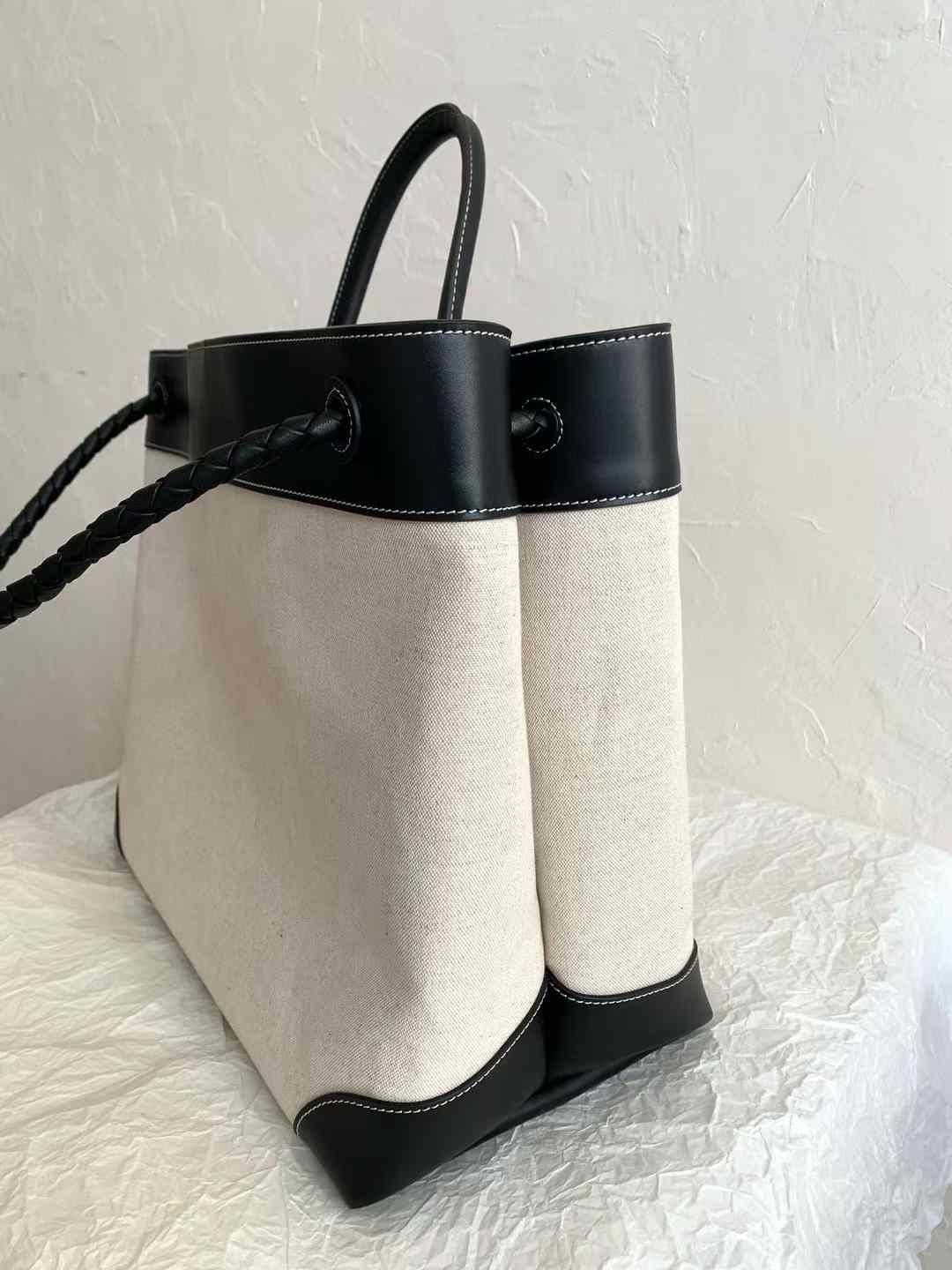 Bottega Veneta Bv Andiamo Bag view 3
