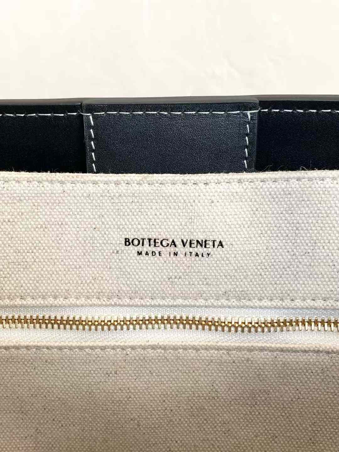 Bottega Veneta Bv Andiamo Bag view 7
