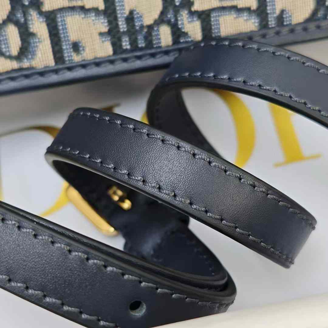 Dior 30 Montaigne Avenue Bag view 4