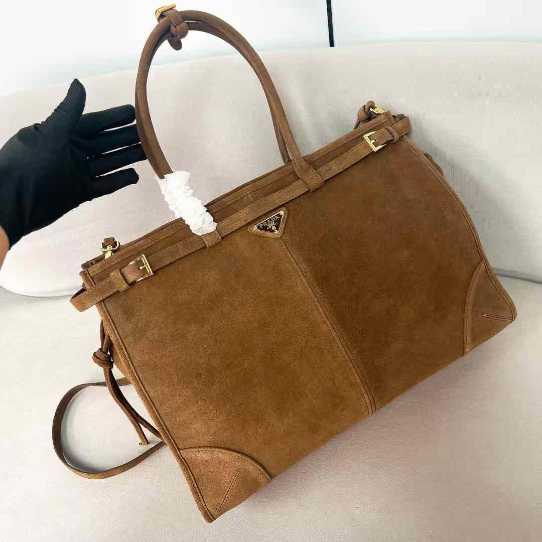 Prada Extra large leather handbag view 1