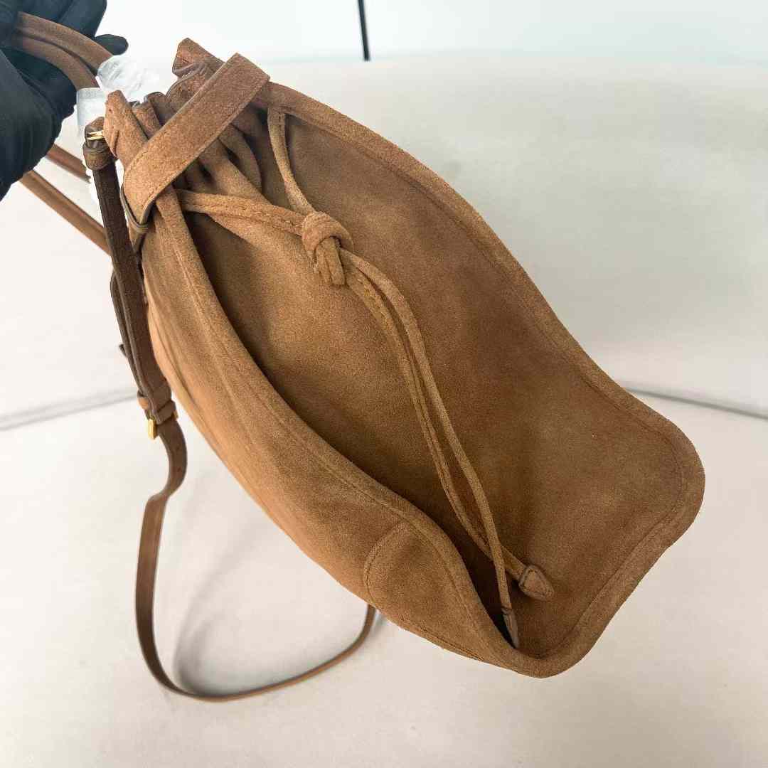 Prada Extra large leather handbag view 2