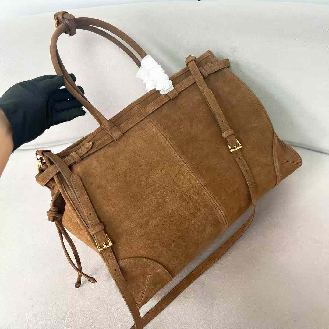 Prada Extra large leather handbag view 3