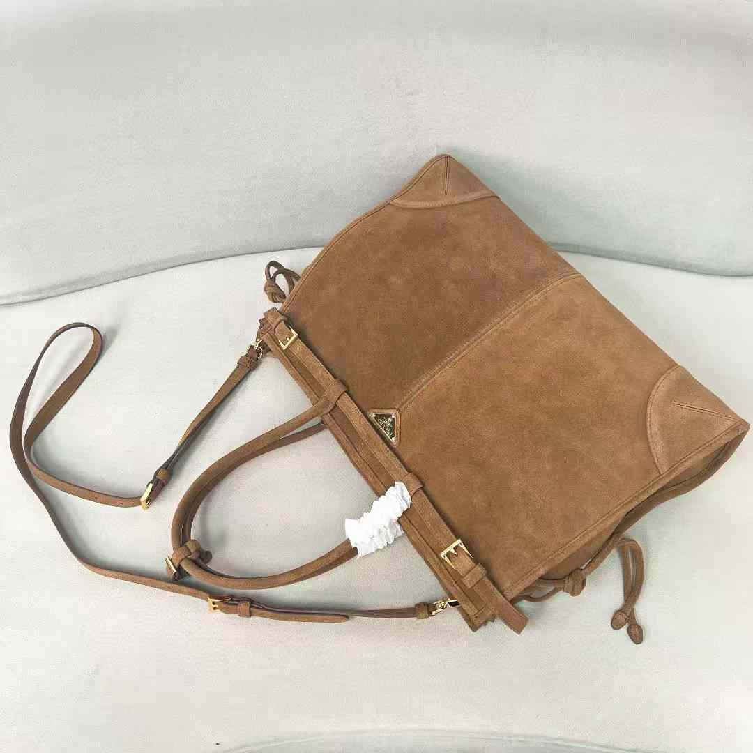 Prada Extra large leather handbag view 4