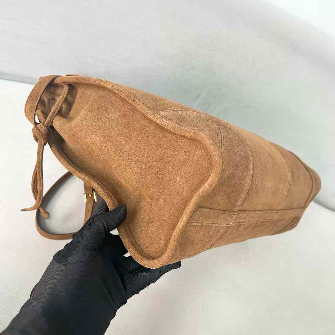 Prada Extra large leather handbag view 6