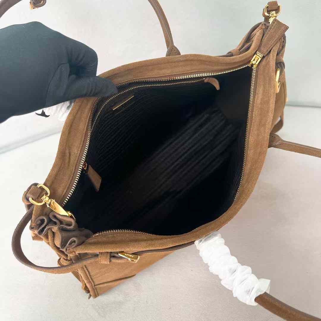 Prada Extra large leather handbag view 7