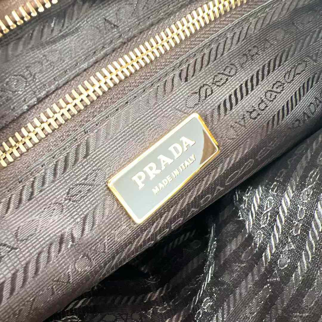 Prada Extra large leather handbag view 8