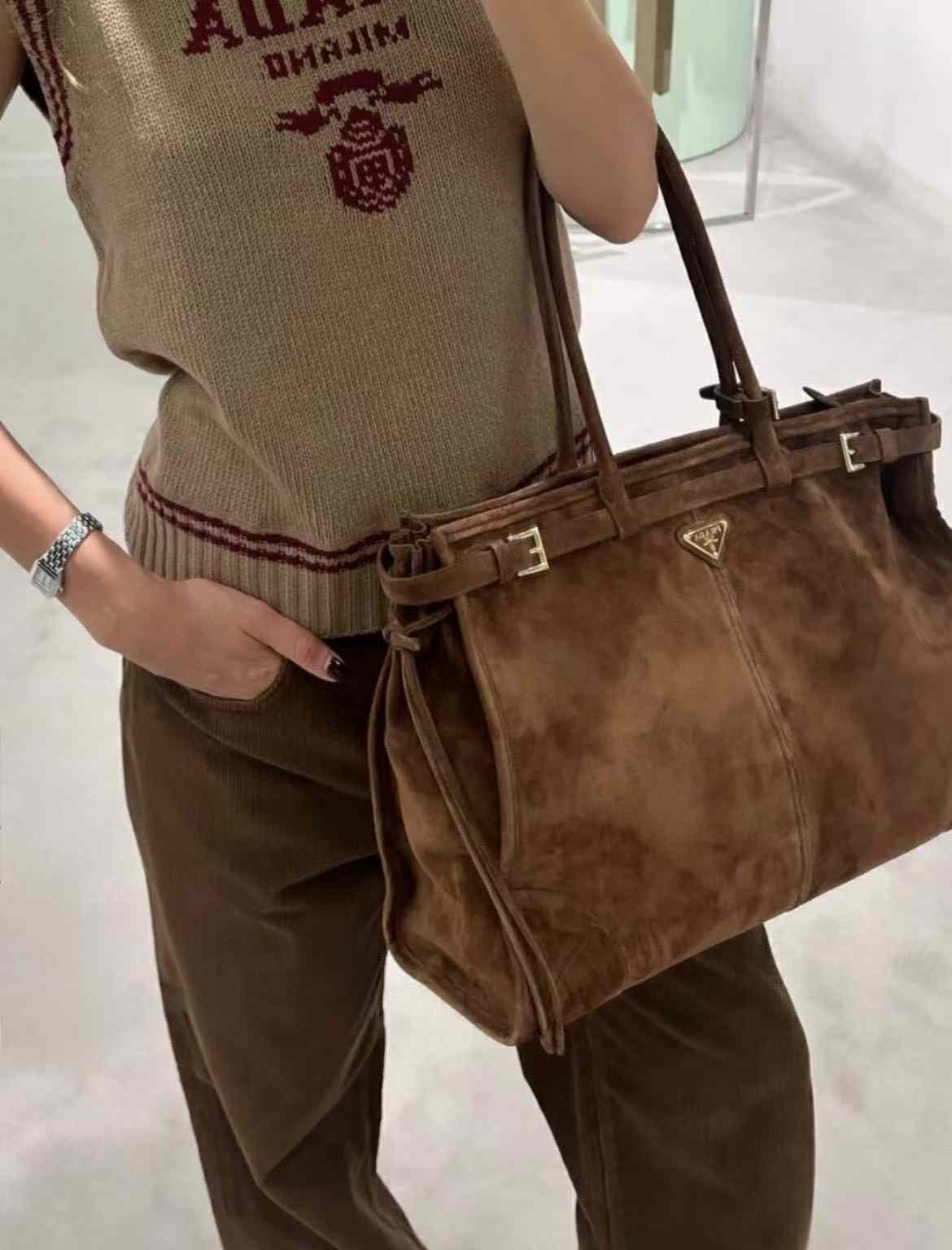 Prada Extra large leather handbag view 9