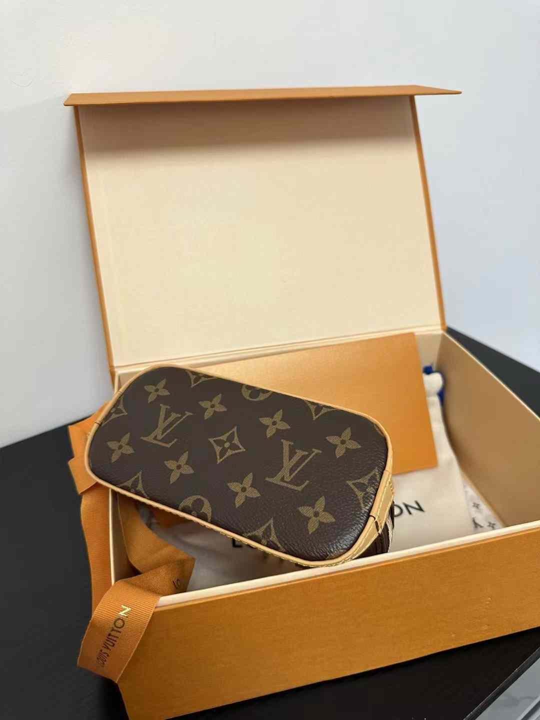 Louis Vuitton Nano Alma M82717 view 4