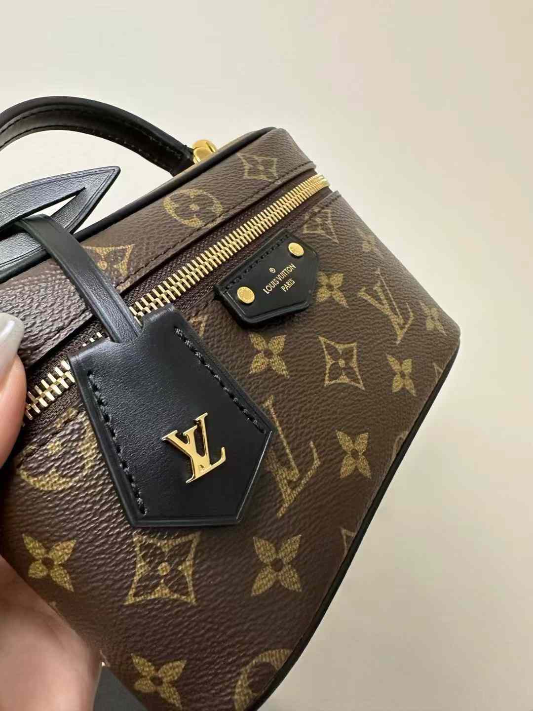 Louis Vuitton Vanity Chain Pouch M47125 view 2