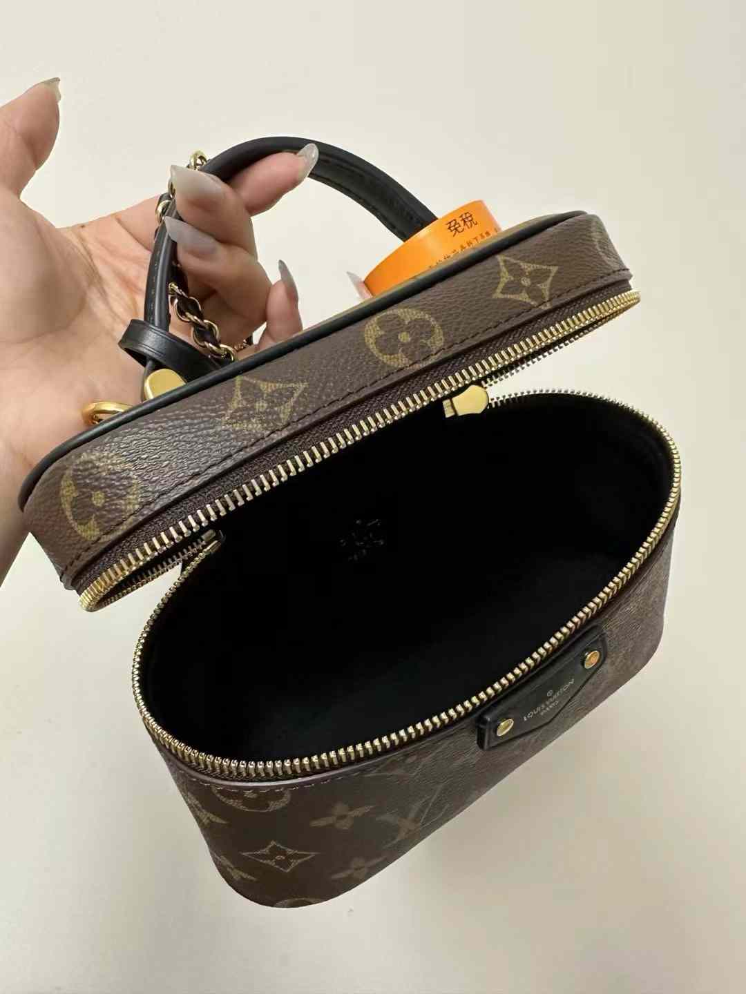 Louis Vuitton Vanity Chain Pouch M47125 view 4