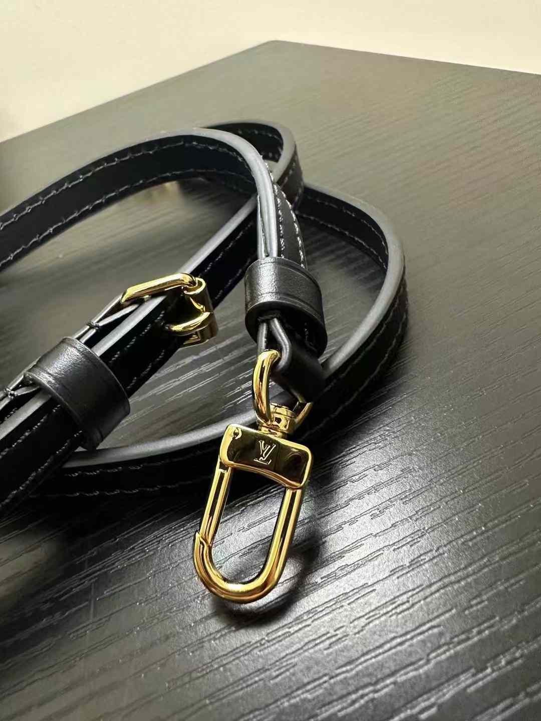 Louis Vuitton Vanity Chain Pouch M47125 view 8