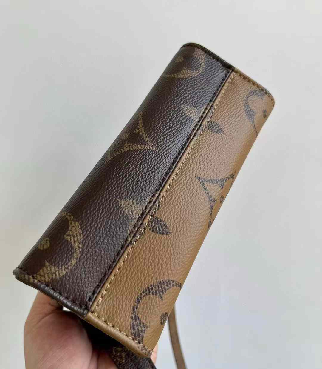 Louis Vuitton OnTheGo BB M46839 view 4