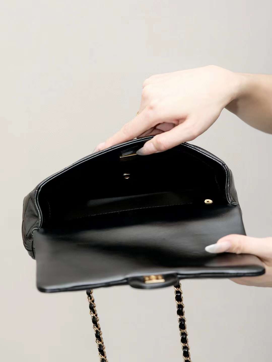 Chanel mouth cover with handle view 3