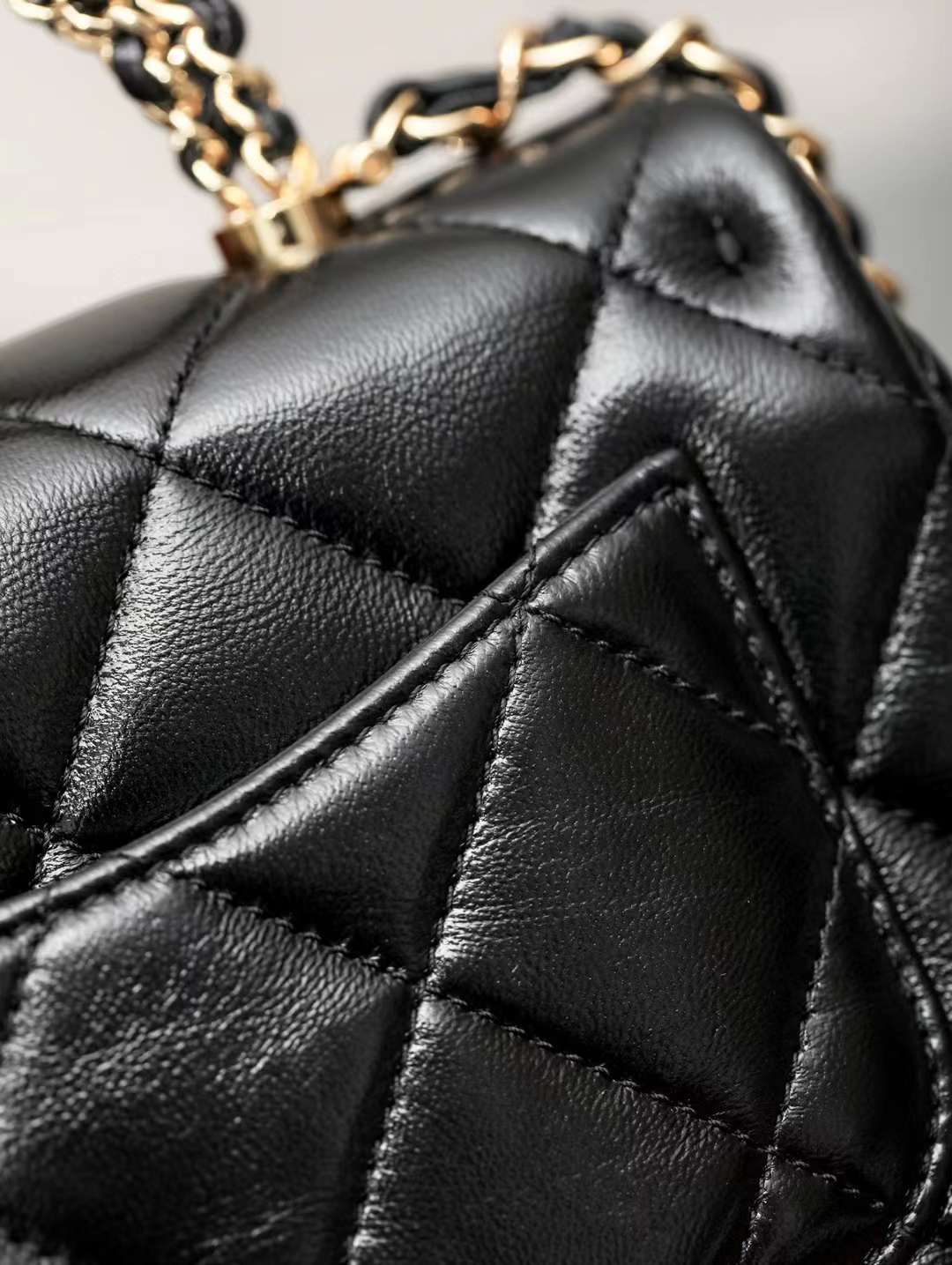 Chanel mouth cover with handle view 8