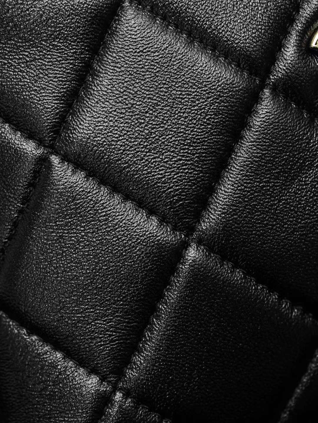 Chanel Pochette Avec Chaine view 6