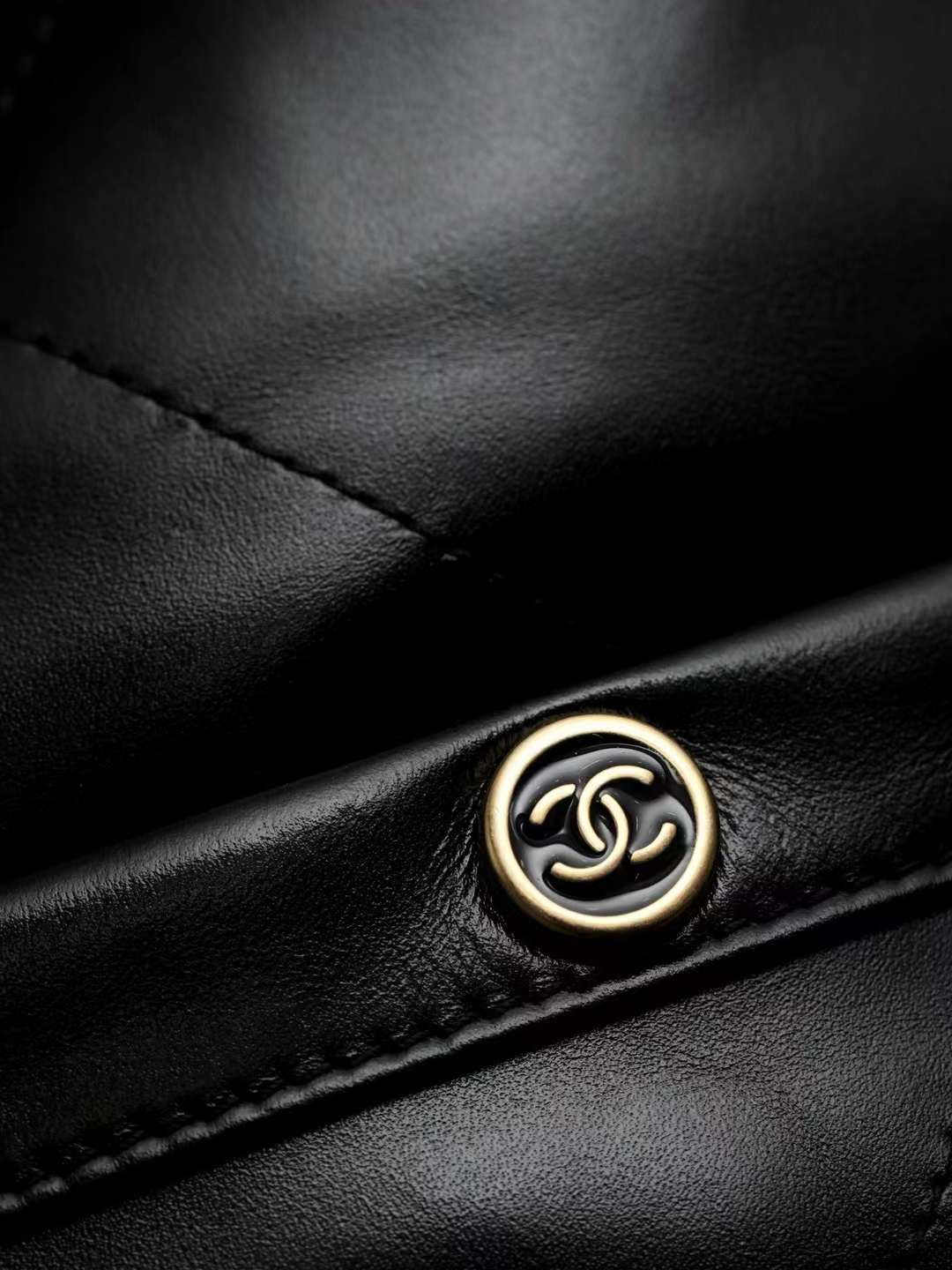 Chanel 22 Handbag view 5