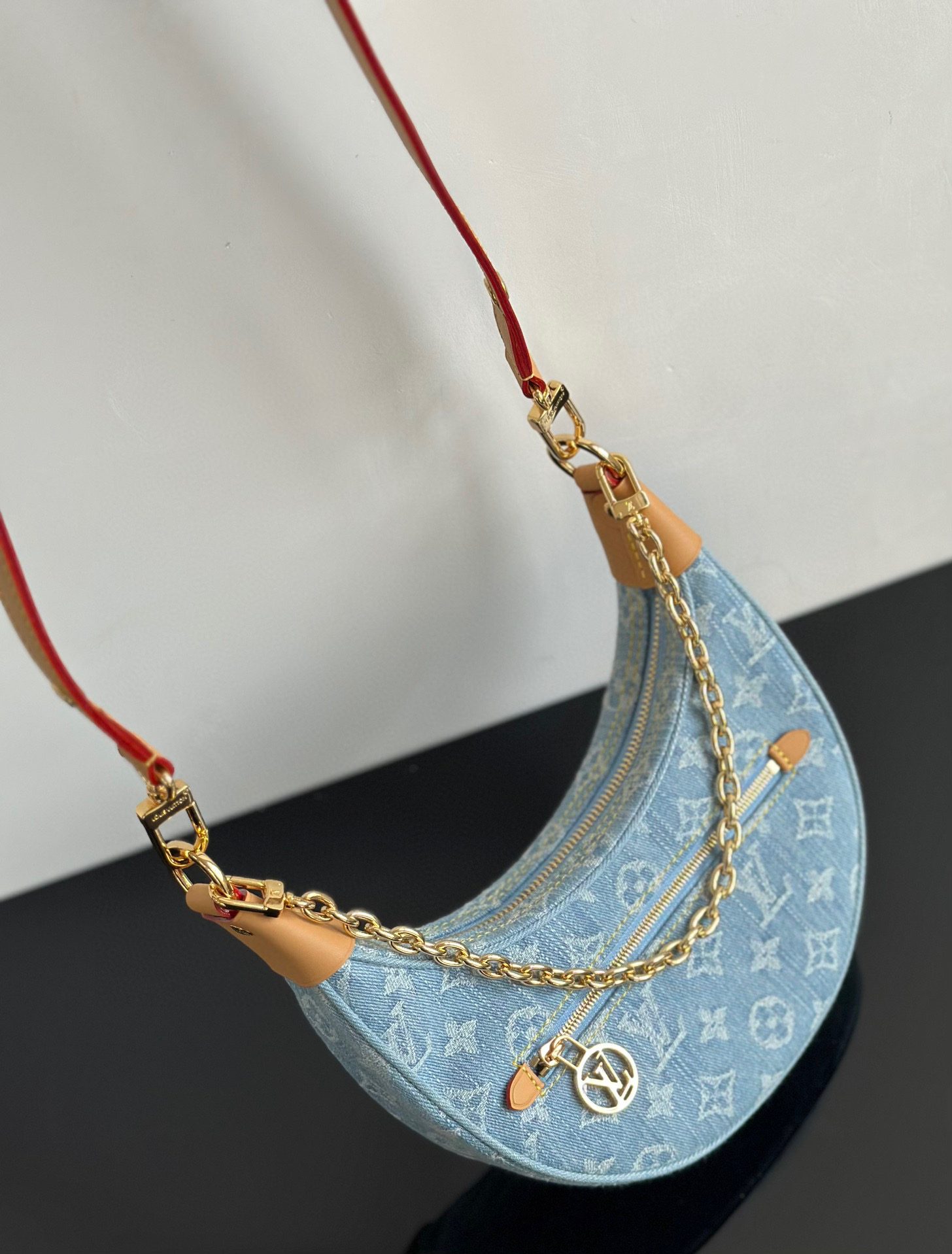 Louis Vuitton LOOP handbag view 3