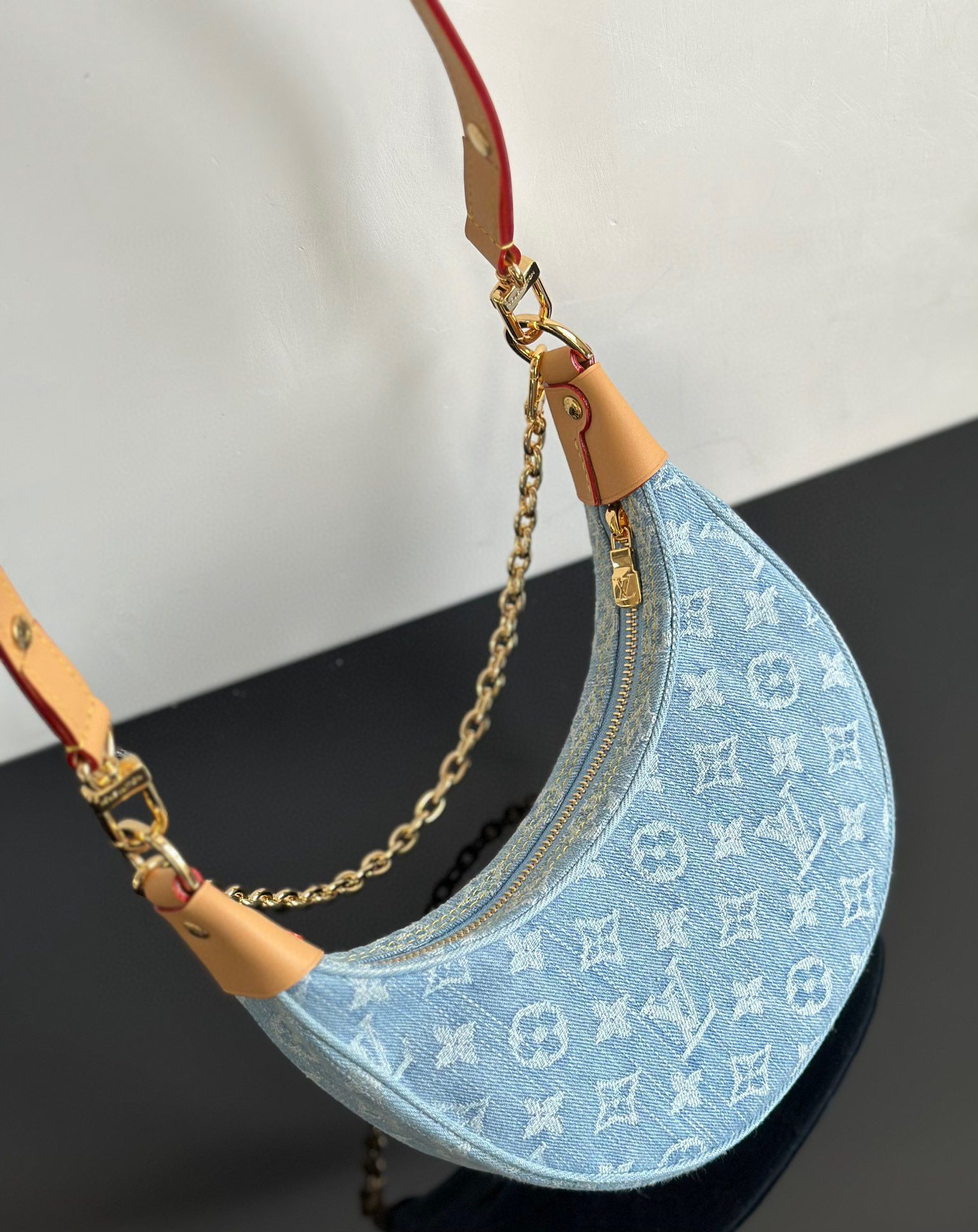 Louis Vuitton LOOP handbag view 4