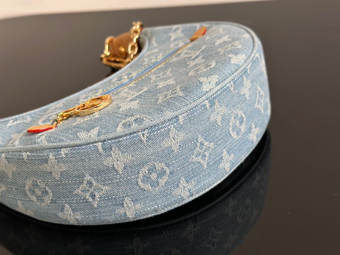 Louis Vuitton LOOP handbag view 7