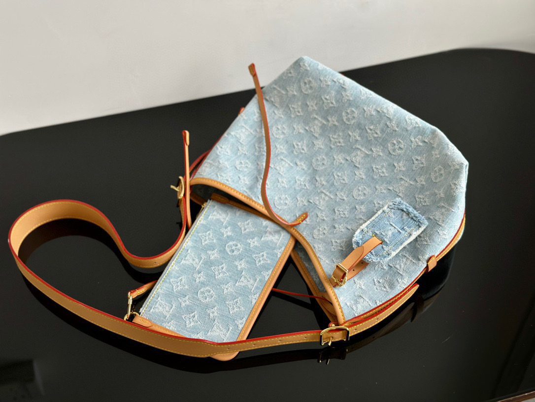 Louis Vuitton CARRYALL Small handbag view 6