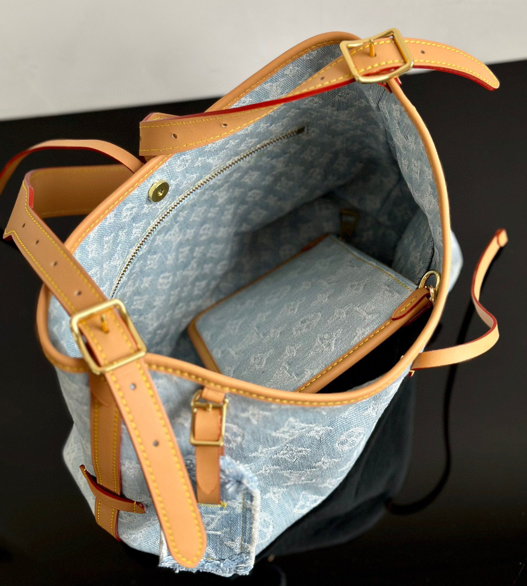 Louis Vuitton CARRYALL Small handbag view 9