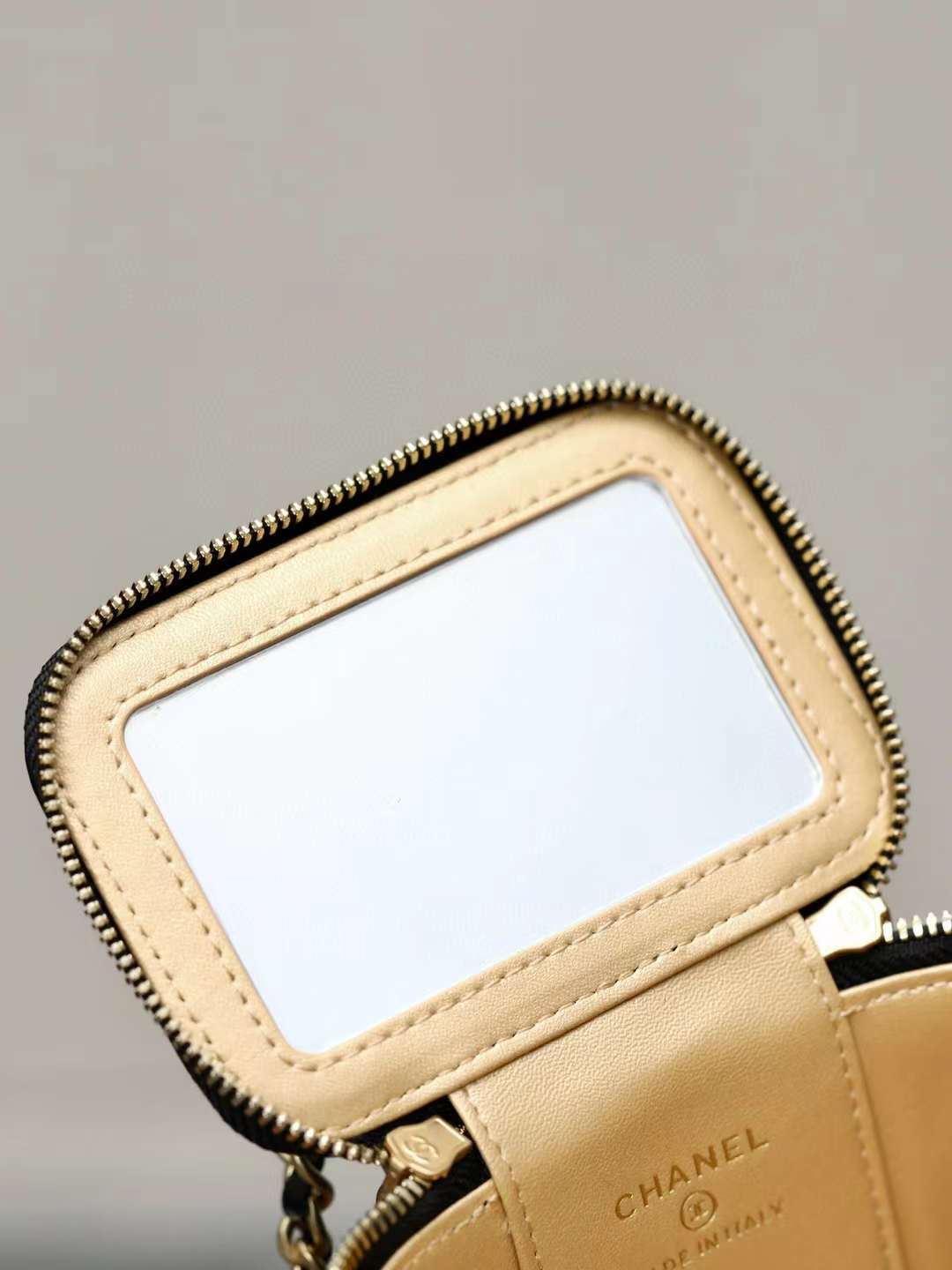 Chanel 24A clutch with chain view 4