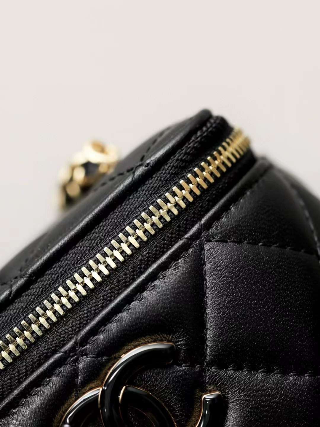 Chanel 24A clutch with chain view 7