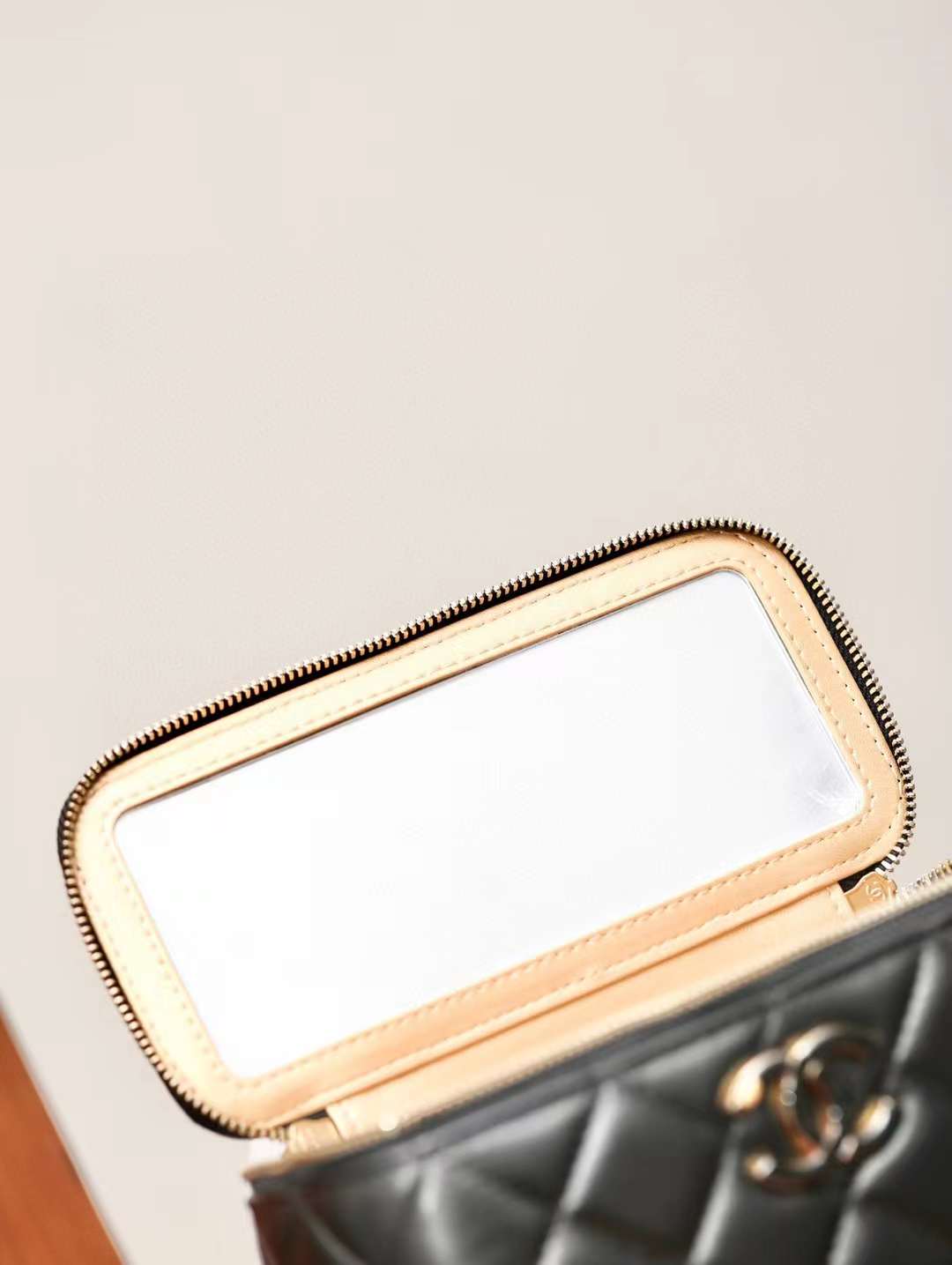Chanel 24A clutch with chain view 4
