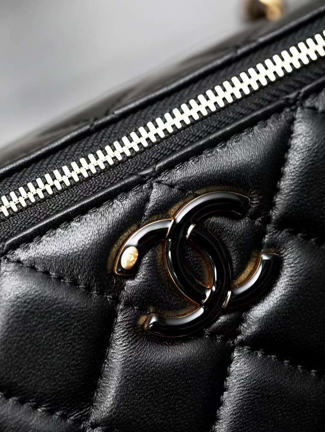 Chanel 24A clutch with chain view 5