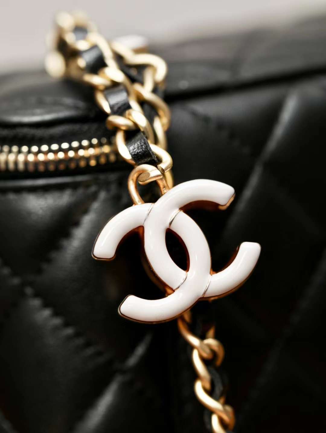 Chanel 24A clutch with chain view 7