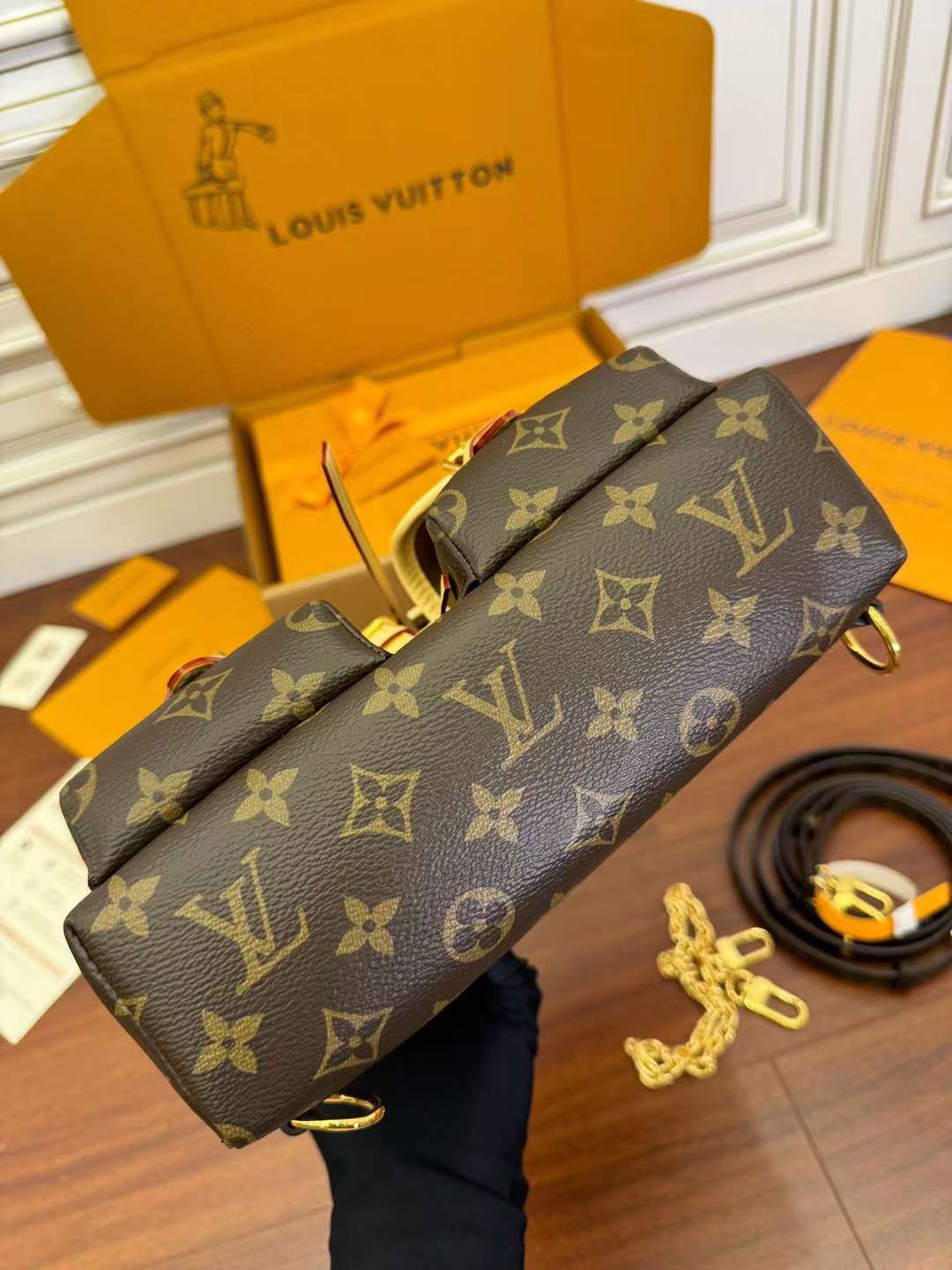 Louis Vuitton M46932 Excursion PM view 7