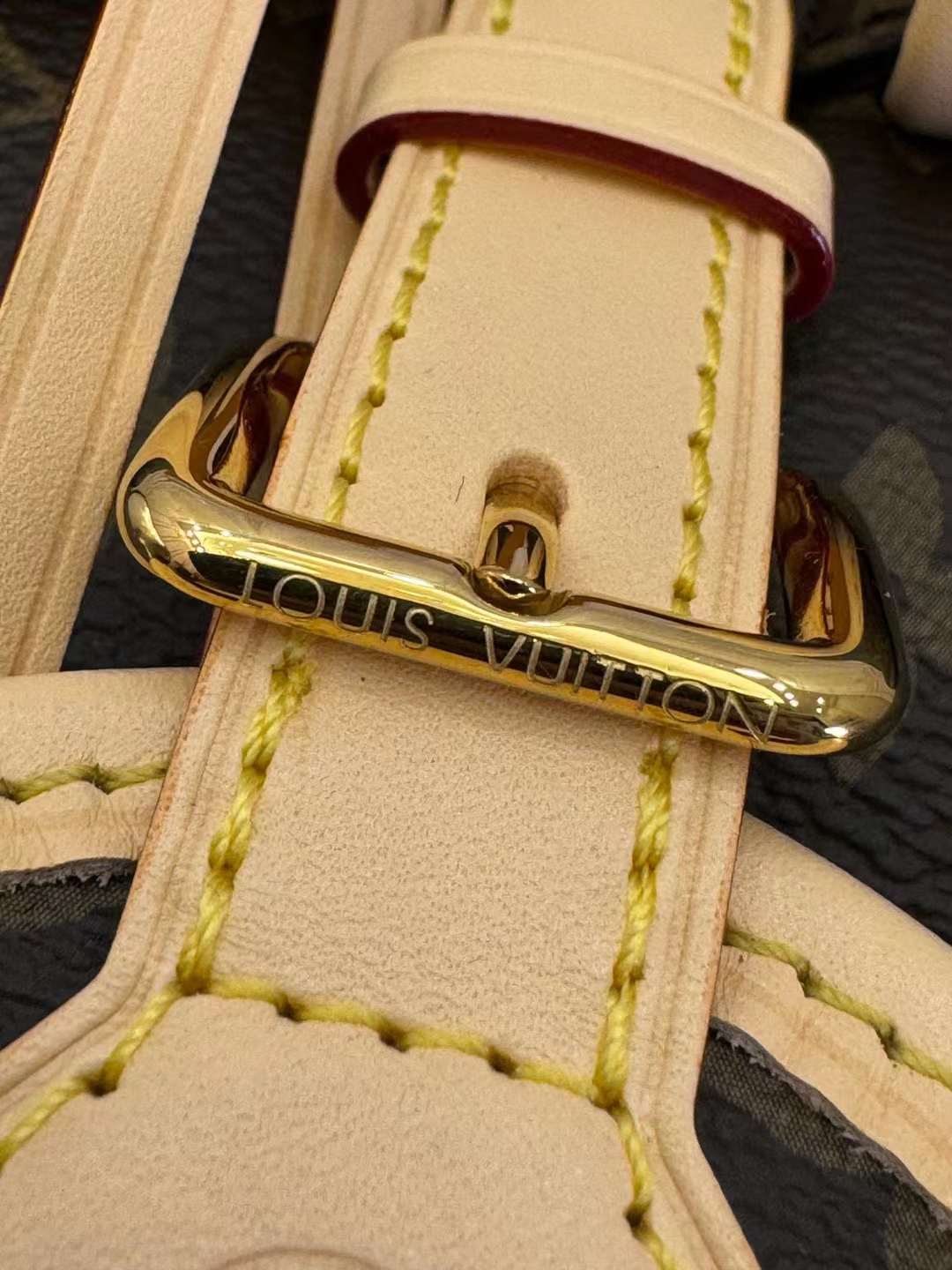 Louis Vuitton M46932 Excursion PM view 8