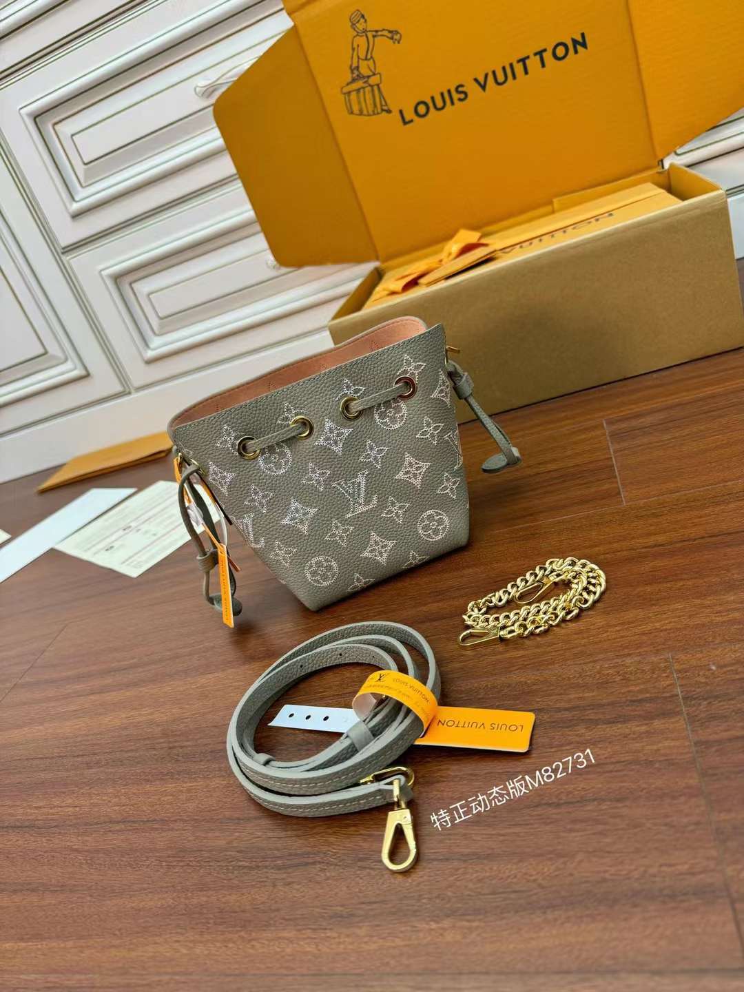Louis Vuitton M82731 mini One shoulder bucket bag view 2