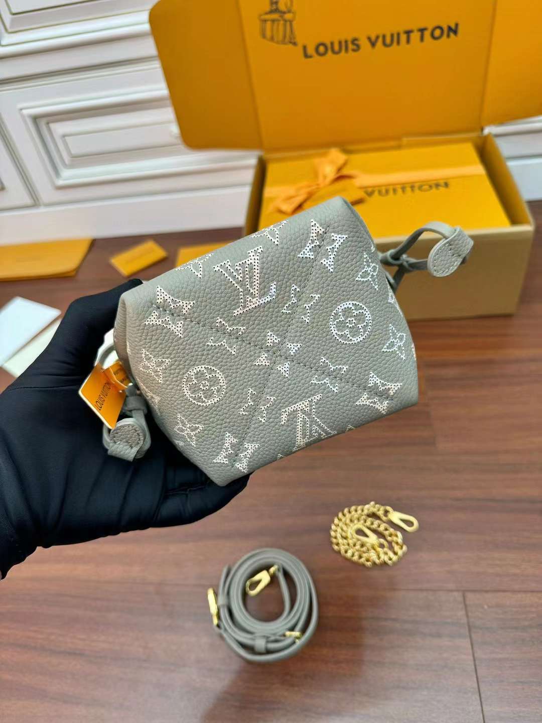 Louis Vuitton M82731 mini One shoulder bucket bag view 9