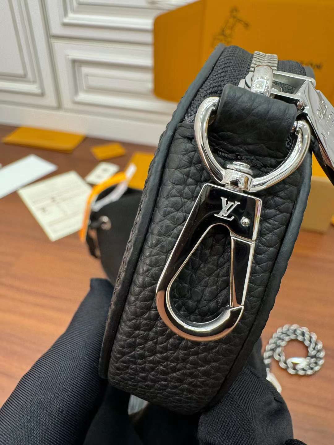 Louis Vuitton M57070 One shoulder bucket bag view 4